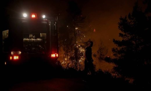 Υπό έλεγχο η φωτιά στη Σαλαμίνα, καλύτερη η εικόνα στα Μέγαρα -Σε επιφυλακή η Πυροσβεστική