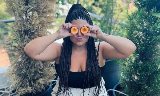 Δανάη Μπάρκα: Είναι έτοιμη για διακοπές και ποζάρει με το μαγιό και το παρεό της σε πισίνα