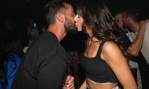 Μαρία Αντωνά – Άρης Σοϊλέδης: Αγκαλιές και καυτά φιλιά σε έξοδό τους