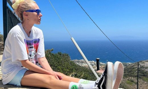 Τάμτα: Με κόκκινο ολόσωμο μαγιό, εσύ την είδες;  Το απόλυτο στυλ