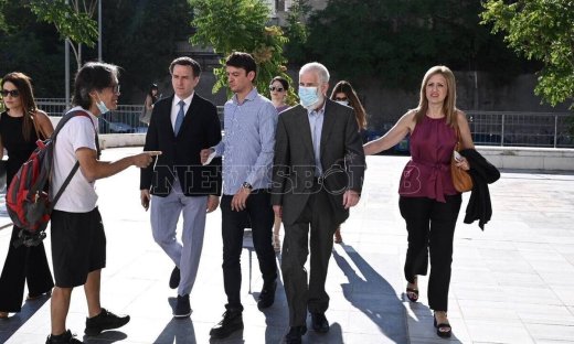 Δίκη Φιλιππίδη: «Μην τολμήσεις ξανά, αληταρά» - Φραστική επίθεση από πολίτη έξω από το Δικαστήριο