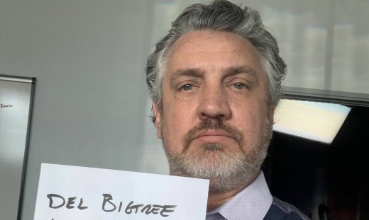 «Ήρωες οι ανεμβολίαστοι»! Ενας τηλεοπτικός παραγωγός που ο κορονοϊός τον έκανε διάσημο