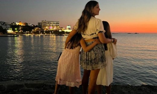 Σταματίνα Τσιμτσιλή: Αγναντεύει το ηλιοβασίλεμα με τις κόρες της στην Πάρο