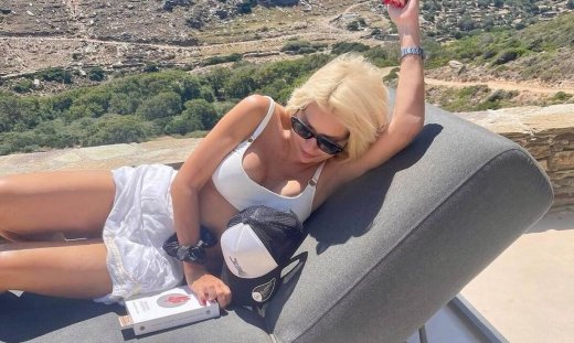 Ελένη Μενεγάκη: Συνεχίζει τις διακοπές της στην Άνδρο - Οι νέες φωτό από την παραλία