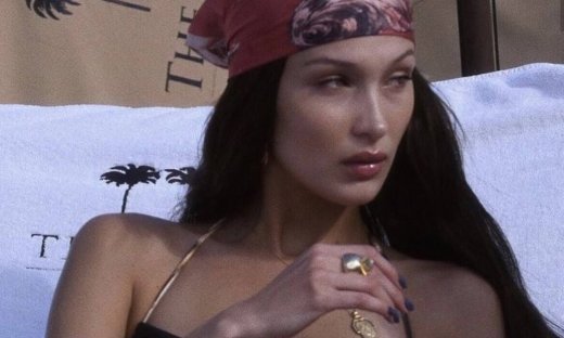 Πώς θα φορέσεις στα μαλλιά σου το απόλυτο αξεσουάρ του καλοκαιριού