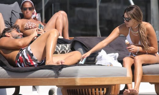 Μαρτίκας – Ανδριώτου: Νέες φωτό από τις διακοπές τους στη Μύκονο – Έτσι φροντίζει τον αγαπημένο της