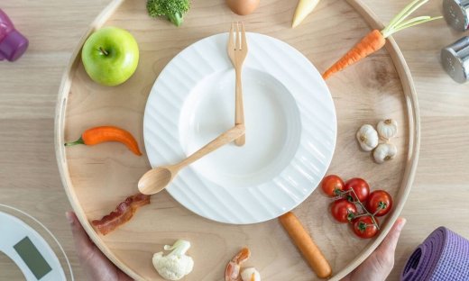 Η διαλείπουσα νηστεία μπορεί να μειώσει τα συμπτώματα της COVID-19, σύμφωνα με νέα μελέτη