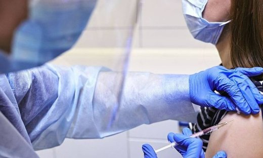 COVID-19: Το εμβόλιο με τη μορφή εμπλάστρου καταπολεμά τις παραλλαγές καλύτερα από την ένεση -μελέτη