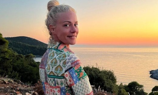 Ζέτα Μακρυπούλια: Mε salty hair σε ερημική παραλία και λιχουδιές στο ταπεράκι