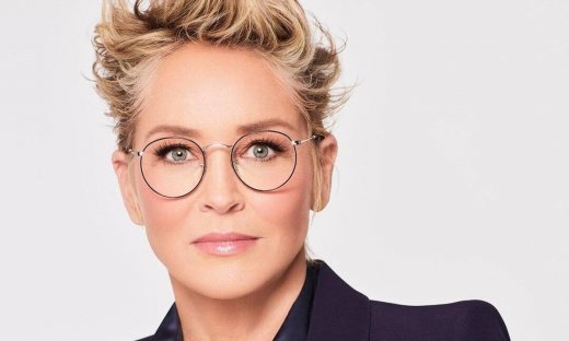 Η Sharon Stone υμνεί τις ατέλειες της και ποζάρει topless