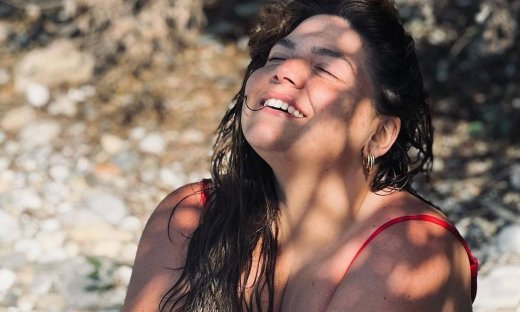 Δανάη Μπάρκα: Ποζάρει με ολόσωμο μαγιό πάνω σε βράχια και γίνεται viral