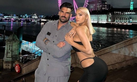 Η Τούνη απαθανάτισε τον Αλεξάνδρου να καθαρίζει ημίγυμνος το σπίτι - Επικά σχόλια στο Instagram