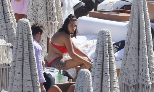 Elettra Lamborghini: Η χρυσή Ιταλίδα κληρονόμος κάνει topless ηλιοθεραπεία σε παραλία της Μυκόνου!