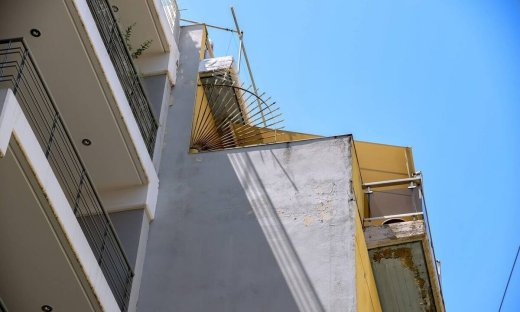 Αίγιο: «Βουτιά» 23χρονης από τον πέμπτο όροφο - Newsbomb.gr