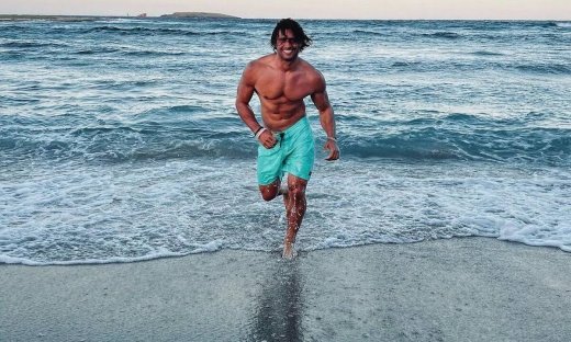 Βασάλος: Δείτε τον με μαγιό και μετρήστε τους κοιλιακούς του! Τα μυστικά της διατροφής του