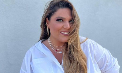 Δανάη Μπάρκα: Φόρεσε το πιο σικ μαύρο crop top σε ένα μοναδικό co-ord set