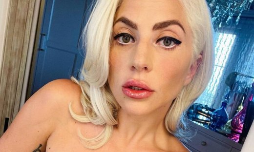 Lady Gaga: Της έριξαν στο κεφάλι λούτρινο αρκουδάκι - Επική η αντίδρασή της (video)