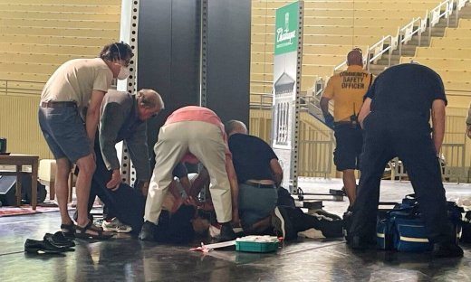 Σαλμάν Ρουσντί: Νέο βίντεο μετά την επίθεση - Μουσουλμάνος ο δράστης, συμπαθούσε το ιρανικό καθεστώς