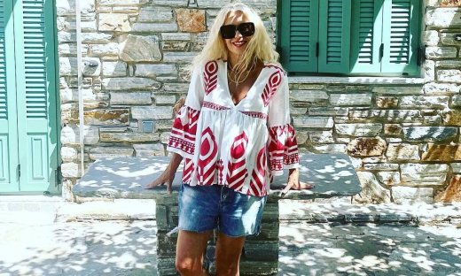 Μαρία Μπακοδήμου: Έτσι είναι το κορμί της με μαγιό και χωρίς ρετούς στα 57 της!