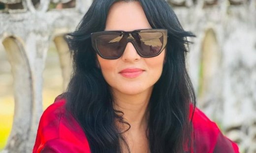 Η Ζενεβιέβ Μαζαρί δοκιμάζει ένα φίλτρο και αυτοτρολάρεται όπως ακριβώς θα περιμέναμε