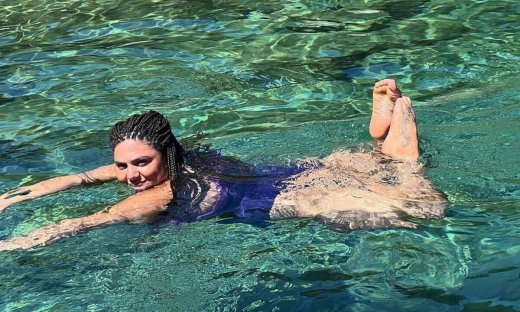 Η Δανάη Μπάρκα ποζάρει με μαγιό και στέλνει νέα «ηχηρά» μηνύματα - Το άλμπουμ των διακοπών της