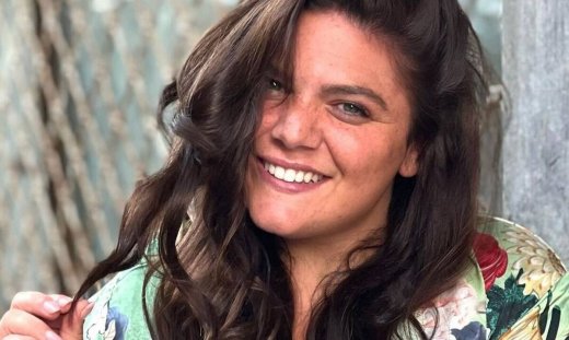 Δανάη Μπάρκα: Θεατρική έξοδος με το πιο must φόρεμα για όλο το φθινόπωρο!