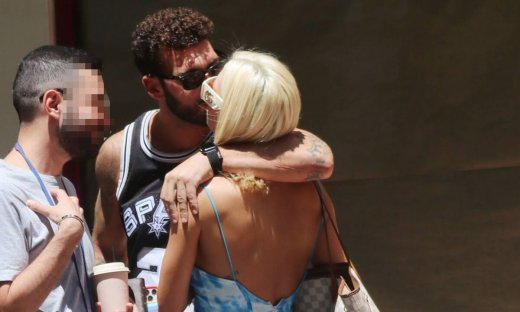 Σχίζας-Παναγιώταρου: Τι έρωτας και αυτός; Φιλιούνται στη μέση του δρόμου!