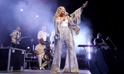 Μποφίλιου: Κοσμοσυρροή στη συναυλία της- Η ανανεωμένη εμφάνισή της και το ασημί outfit γεμάτο λάμψη!