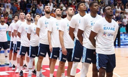 Καλλονή παρουσιάστρια φωτογραφήθηκε με την Εθνική μπάσκετ στο Μιλάνο– Το σχόλιο για τον Γιάννη (pic)