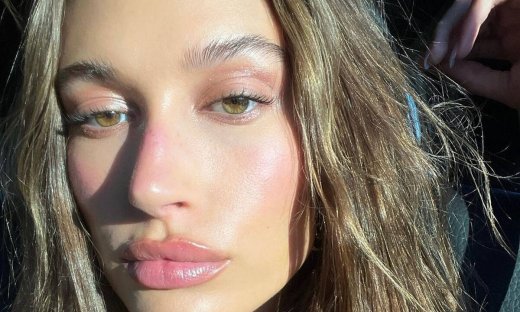 Το μυστικό της Hailey Bieber για για ζουμερά χείλη με 2 προϊόντα του νεσεσέρ