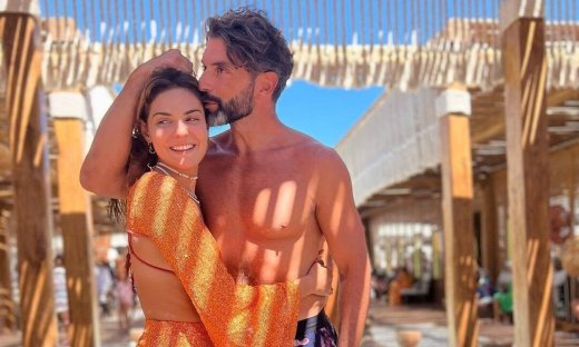 Σπύρος Μαρτίκας: Δεν κρατιέται! Κρατάει αγκαλιά την Βρισηίδα και την... γεμίζει φιλιά (video)