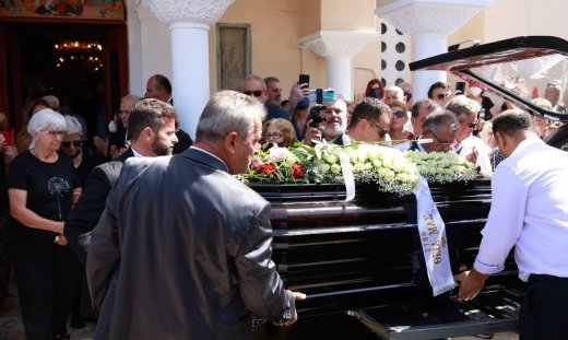 Ειρήνη Παππά: Συντετριμμένος ο ανιψιός της Μανούσος Μανουσάκης στο ύστατο χαίρε: «Δεν έχει φύγει»