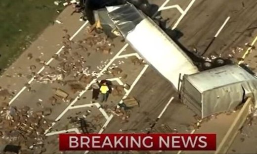 Φορτηγό με ερωτικά βοηθήματα τούμπαρε και προκάλεσε χάος σε αυτοκινητόδρομο - Newsbomb.gr