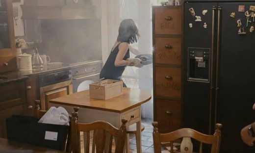 Η Γη της Ελιάς: Η Εύα έκαψε το φαγητό και το Twitter την «έκραξε»: «Νοικοκυρά διάλεξες Στάθη»