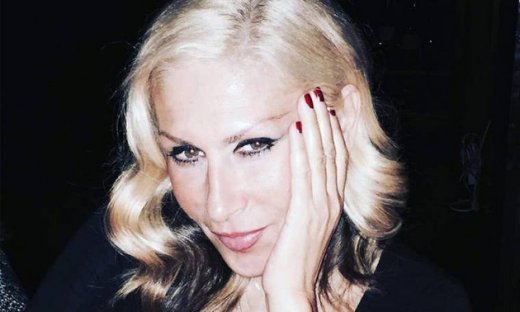 Έφη Σαρρή: Η επεισοδιακή συνάντηση με τον Καρβέλα και τα συμβόλαια που υπογράφει με τις σχέσεις της