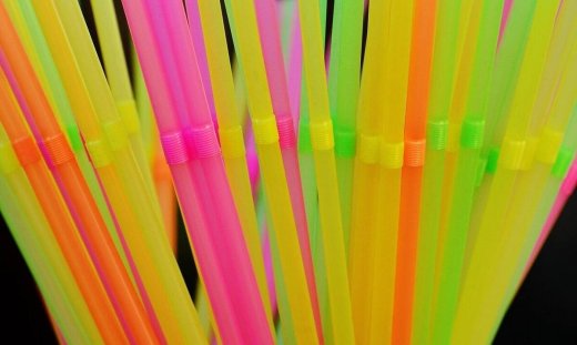 Παράνομο κύκλωμα τροφοδοτεί την αγορά με πλαστικά καλαμάκια - Newsbomb.gr