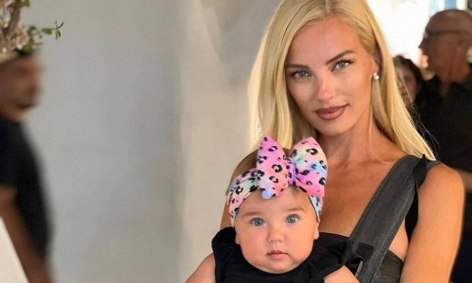 Τζούλια Νόβα: Το υπέροχο βίντεο αγκαλιά με την κορούλα της: «Εδώ χορεύουμε εμείς...»