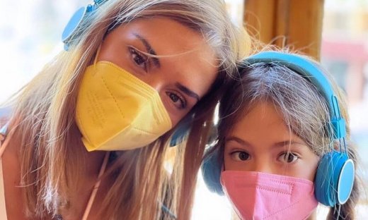 Λασκαράκη για την κόρη της: «Όταν βλέπει κόσμο, ξέρει ότι δεν πρέπει να είναι στις φωτογραφίες»