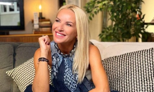 Μαρία Μπεκατώρου: Ποζάρει με total white outfit και είναι πιο αδύνατη από ποτέ- Η απίθανη αλλαγή της