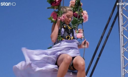GNTM 5: H διαγωνιζόμενη παραλίγο να πέσει από την κούνια- Ξέσπασε σε κλάματα!