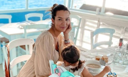 Νικολέττα Ράλλη: Η κόρη της βγήκε βόλτα με τη βαλίτσα στο χέρι