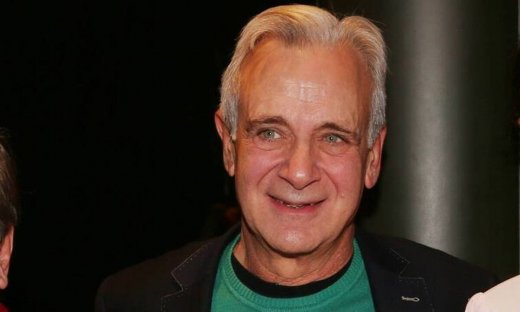 Αλέξανδρος Αντωνόπουλος για Εκτός Υπηρεσίας: «Ο Σωκράτης δεν είναι αφελής»