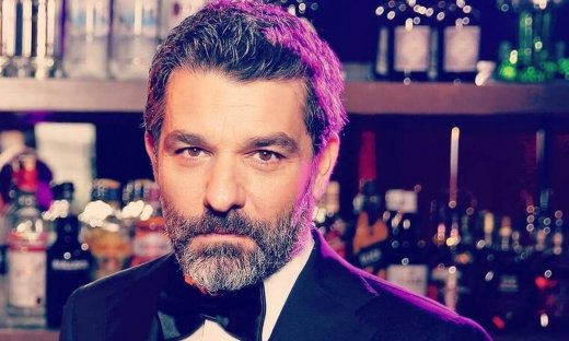 Πέτρος Λαγούτης: Ο ρόλος στους Παγιδευμένους και η παράσταση «Τέλειοι Ξένοι» στο θέατρο Αθηνά