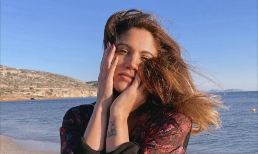 Συνατσάκη: Με τζιν στον 8ο μήνα της εγκυμοσύνης της - Η βόλτα στην παραλία και η σοκολατόπιτα