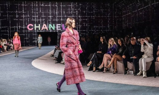 Πώς θα φορέσεις κομψά το ροζ παλτό φέτος