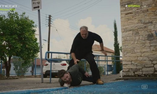 H Γη της Ελιάς: O Στάθης τον «πλάκωσε στο ξύλο» έξω από το τμήμα και το Twitter τον «αποθέωσε»!