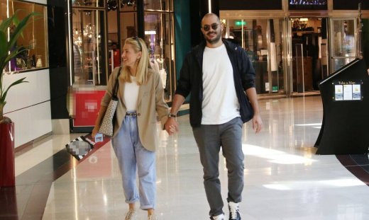 Ηλιάκη-Μανουσάκης: Κρατώντας τρυφερά ο ένας το χέρι του άλλου σε βόλτα τους σε εμπορικό κέντρο!