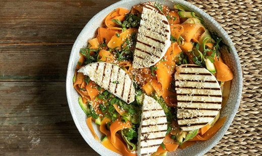 Σαλάτα λαχανικών με ψητό μανούρι από τον Άκη Πετρετζίκη