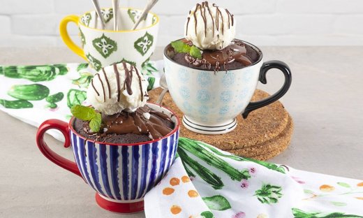 Mug cakes από τον Άκη Πετρετζίκη