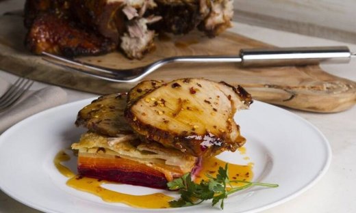 Πικάντικη χοιρινή μπριζόλα με λαχανικά ντοφινουάζ από τον Άκη Πετρετζίκη